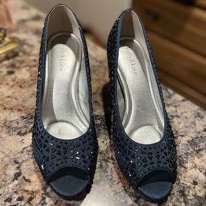 EUC Navy heels size 8 Kelly & Katie brand worn once for a few hours